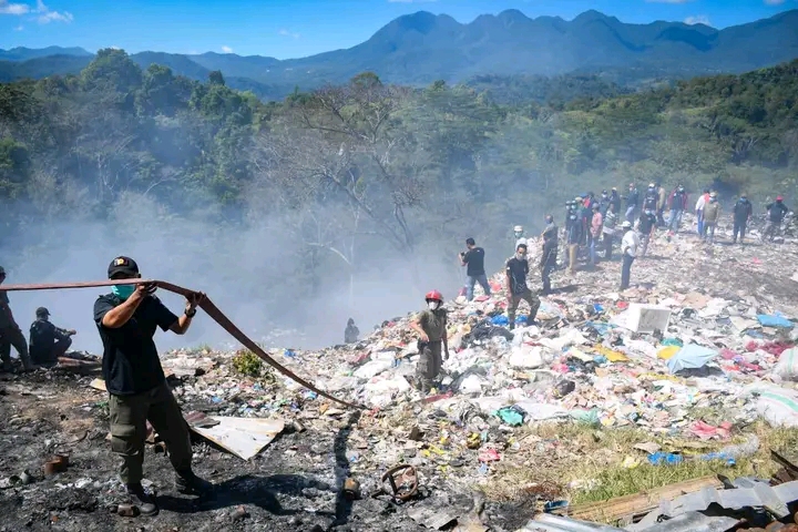 Pemda Manggarai Kerahkan OPD Tangani Kebakaran TPA di Ncolang Kecamatan Wae Ri’i
