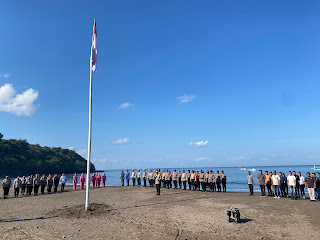 Kapolres Manggarai Timur Pimpin Pengibaran Merah Putih dan Gelar Bakti Sosial di Pantai Dermaga Borong