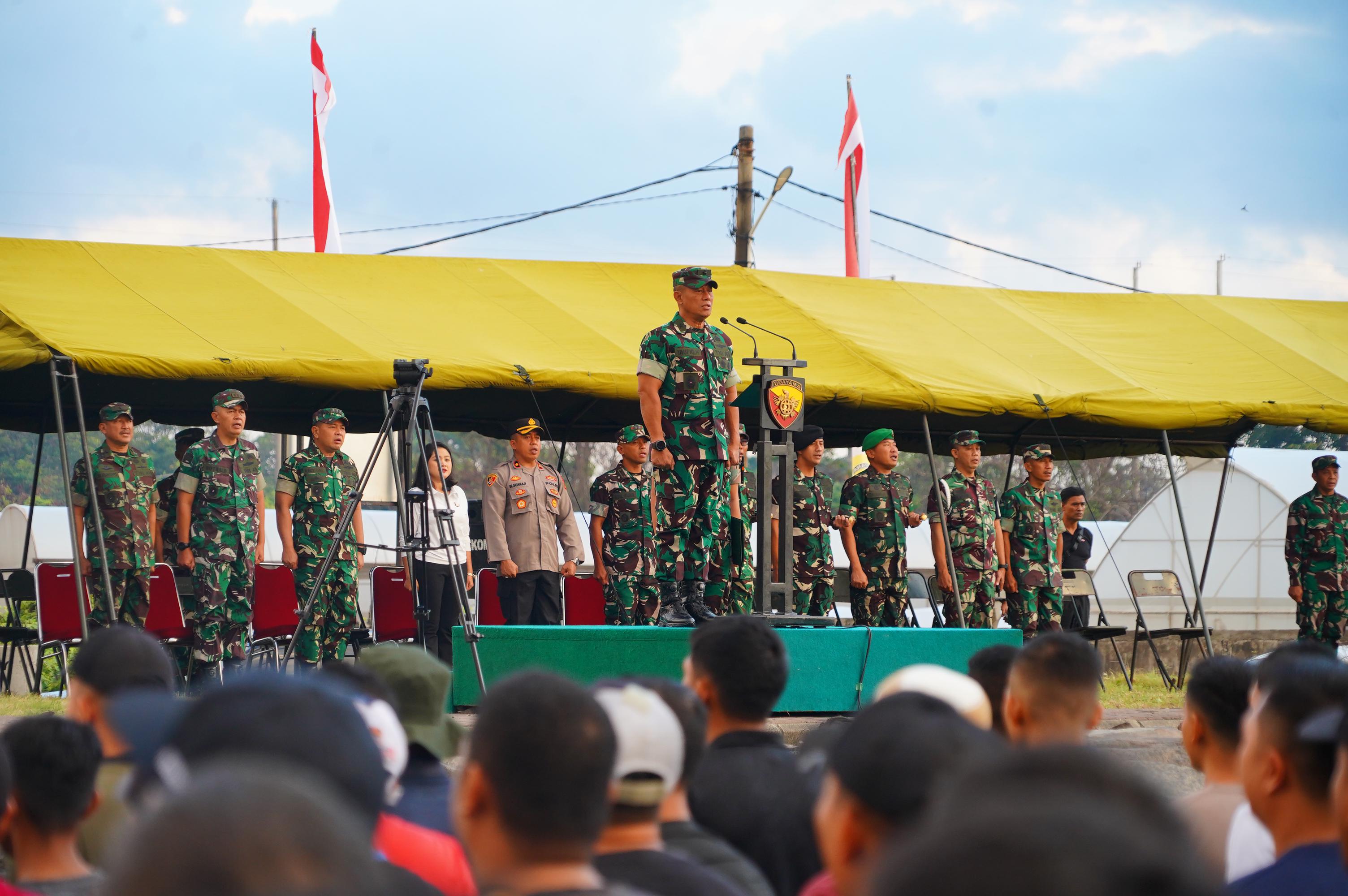 Kasdam IX/Udayana Pimpin Karya Bakti Bersihkan Pantai Lembeng