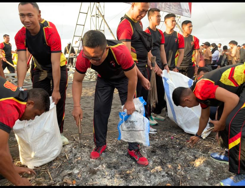 Brimob Tohpati Bersinergi dengan TNI dan Masyarakat Laksanakan Karya Bakti HUT RI ke-80 di Pantai Lembeng