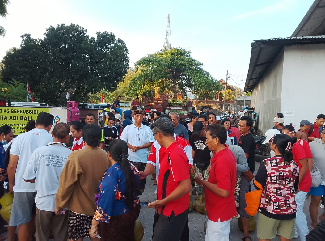 Desa Adat dan Desa Dinas Penatih Gelar Pasar Murah Sambut HUT ke-80 RI