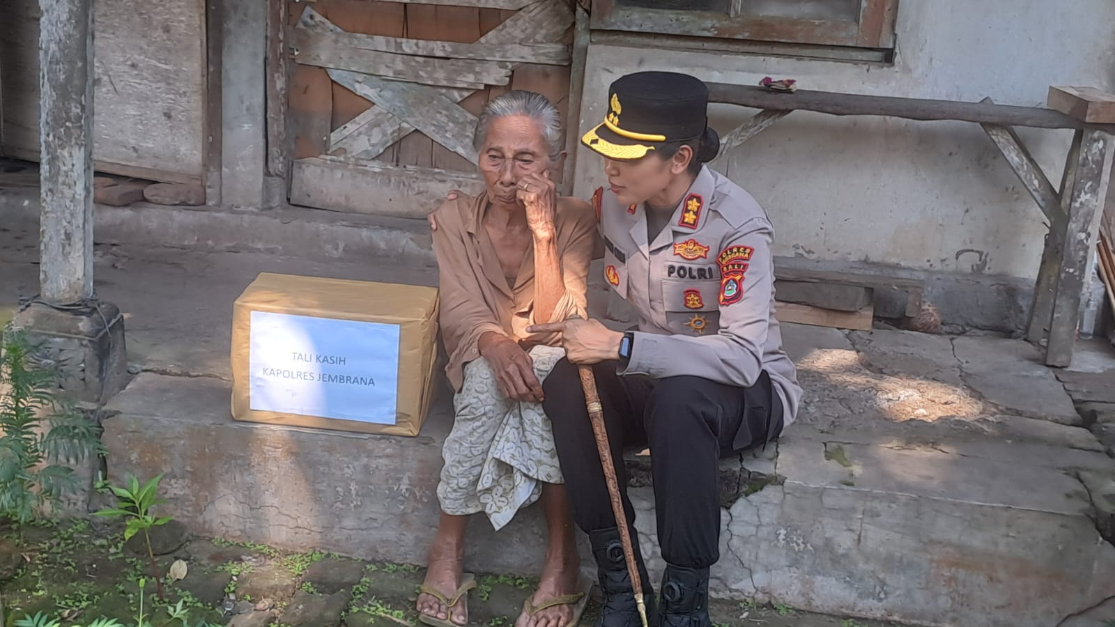Kapolres Jembrana Gelar Program Minggu Kasih, Serahkan Bingkisan ke Warga Lansia di Desa Bayubiru