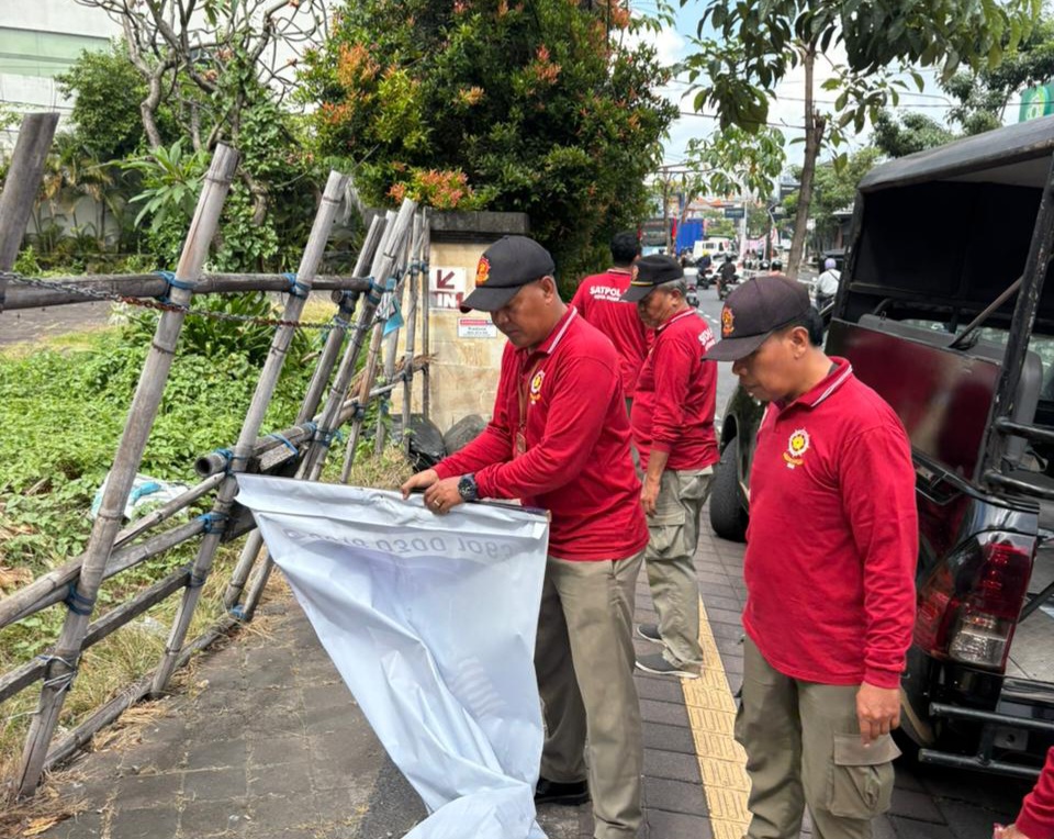 Satpol PP Denpasar Kembali Tertibkan Puluhan Reklame Kadaluarsa di Sejumlah Ruas Jalan Kota