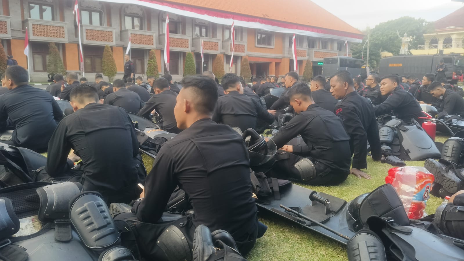 PHH Brimob Polda Bali Jadi Garda Terdepan Saat Demo Ricuh di Depan DPRD Bali