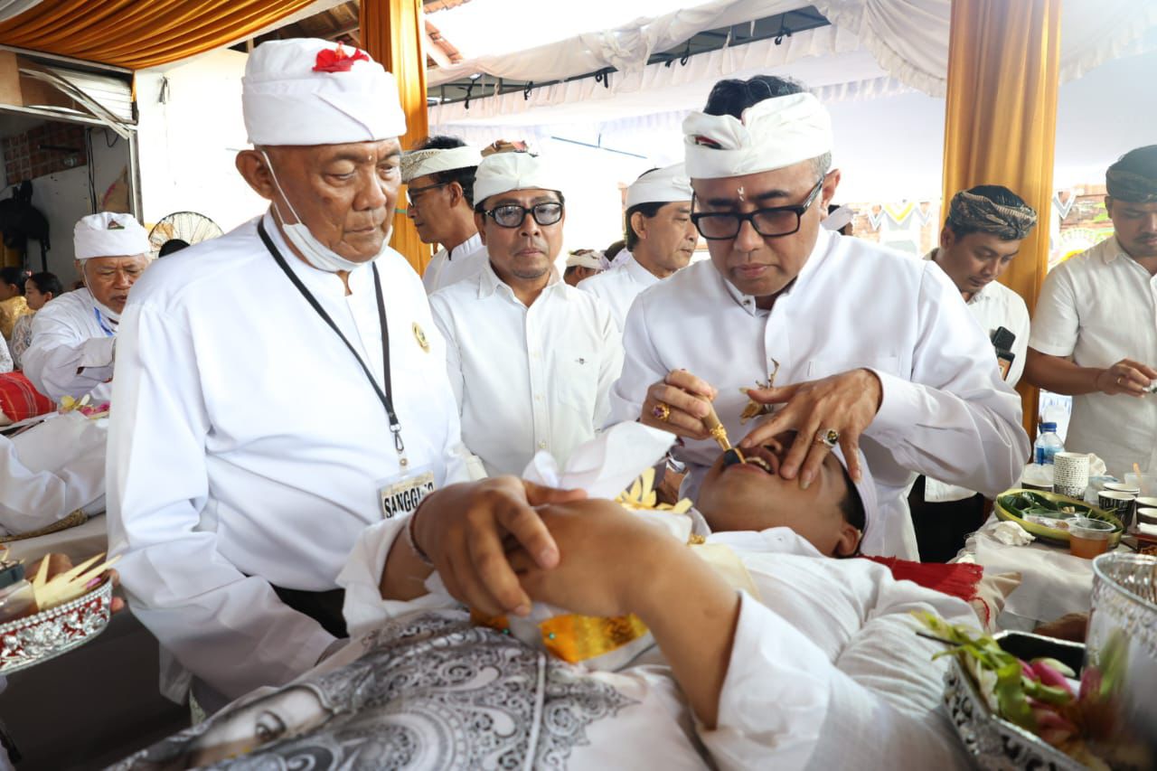 Wali Kota Jaya Negara Nyangging Peserta Metatah Massal di Desa Pemecutan Kelod