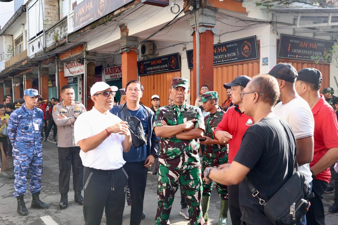 ASN Hingga TNI Polri Berjibaku Bersihkan Sisa Bencana Banjir di Denpasar