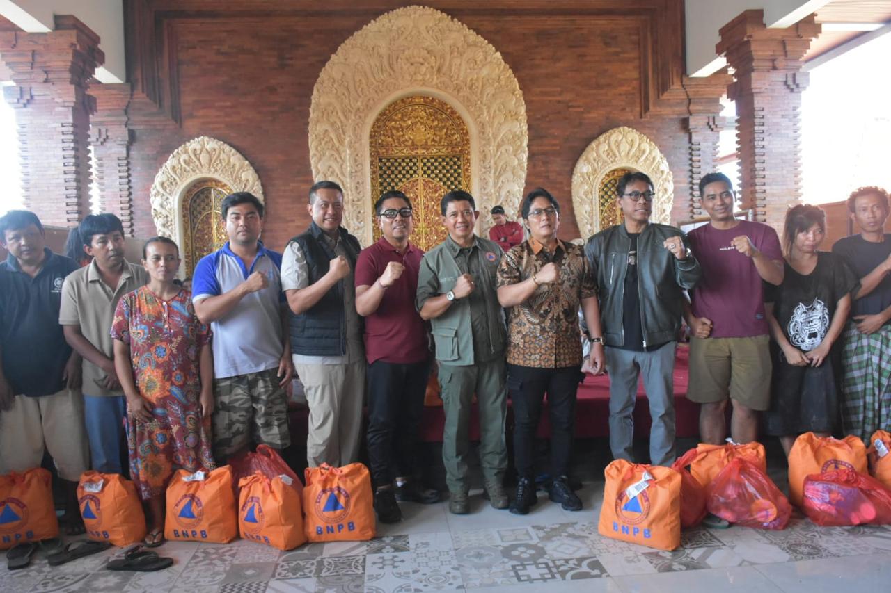 Wawali Arya Wibawa Dampingi Kepala BNPB, Suharyanto Kunjungi Pengungsi di Denpasar