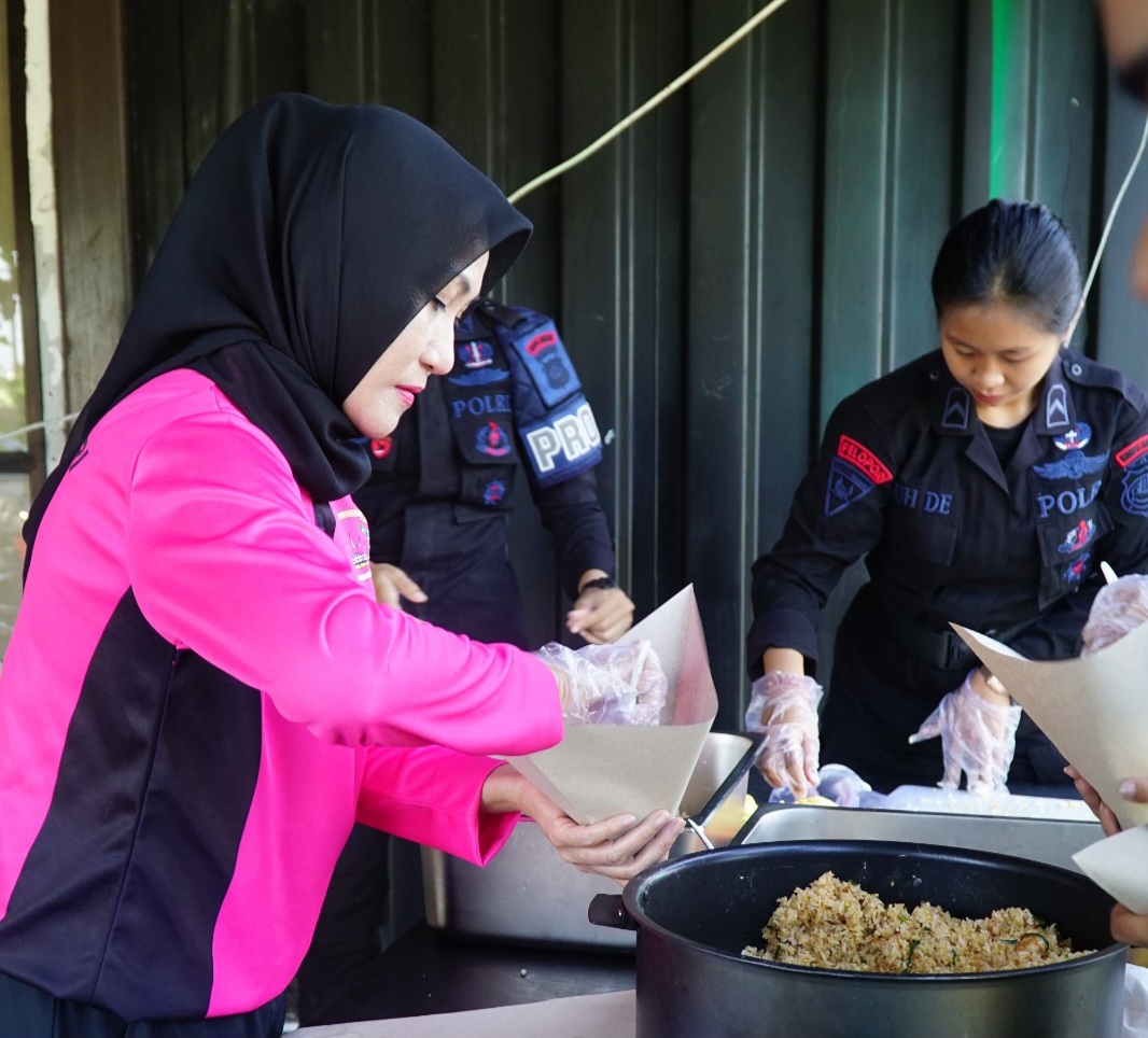 Peduli Korban Banjir, Ibu Dansat Brimob Bagikan Nasi Bungkus Gratis di Denpasar Timur