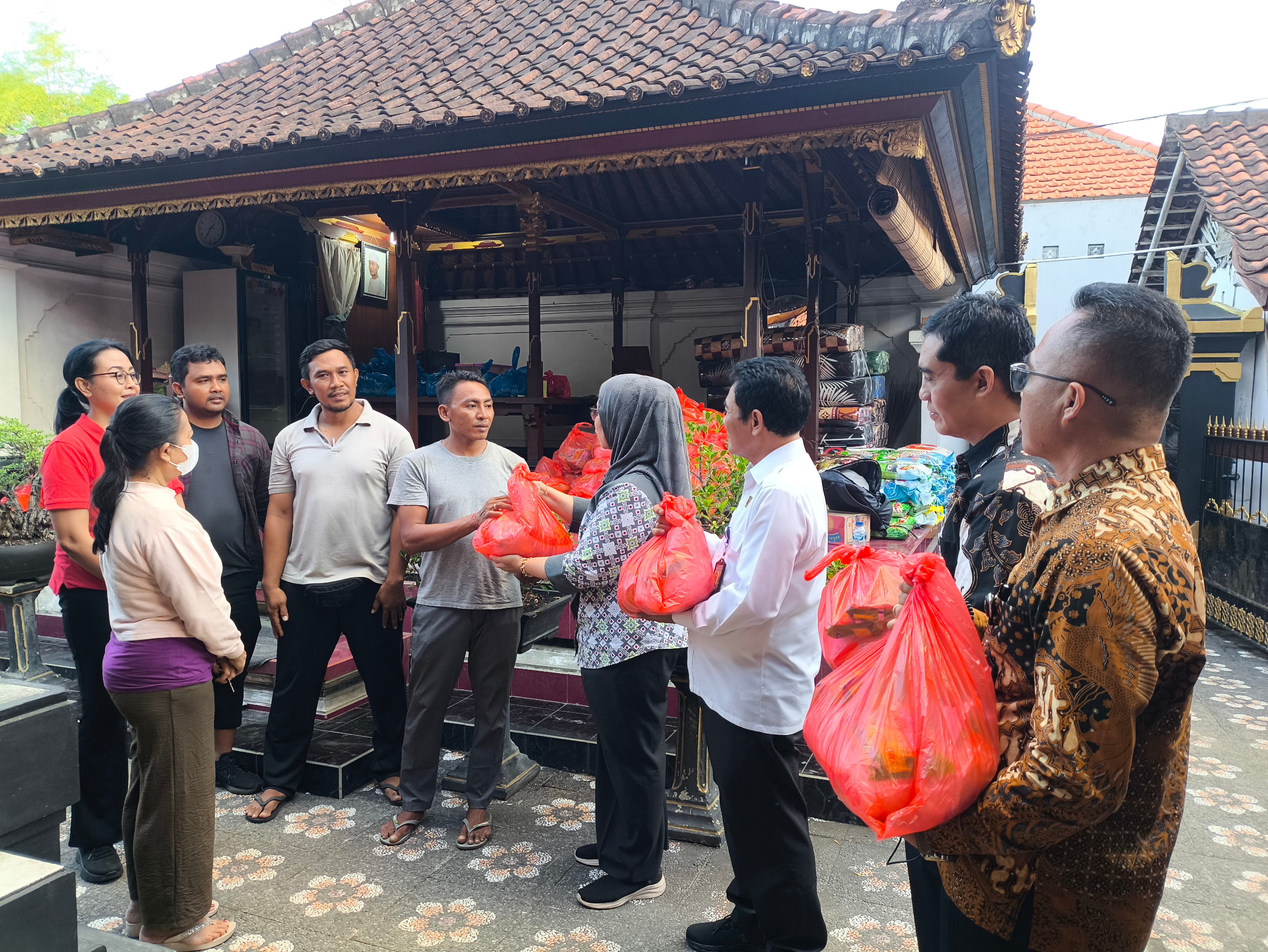 Peduli Korban Banjir, Kanwil Kemenkum Bali Salurkan Bantuan Banjir di Denpasar