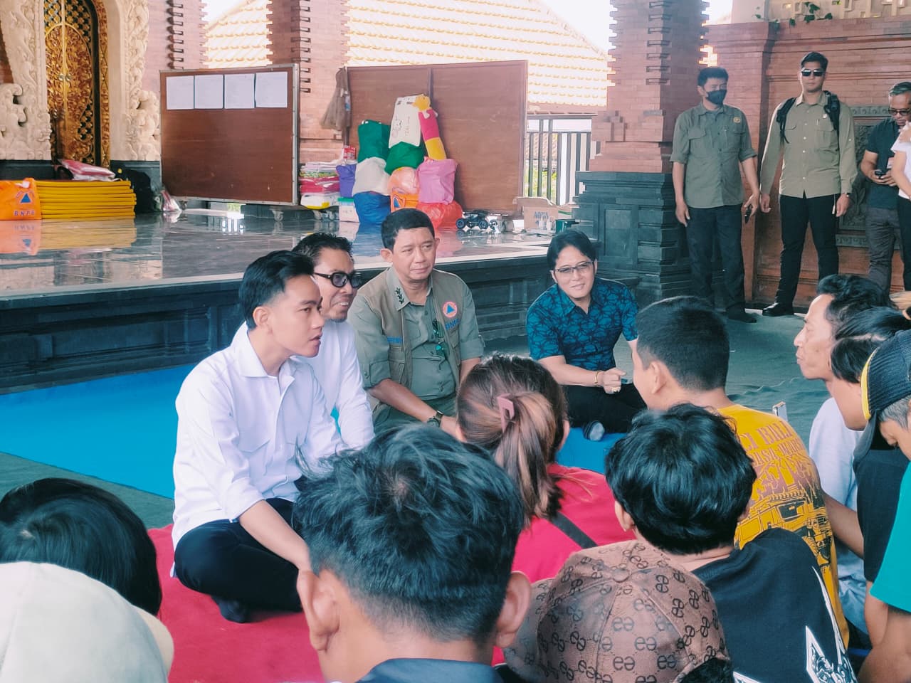 Wagub Giri Prasta Dampingi Wapres Gibran Tinjau Lokasi Pengungsi dan Pasar Terdampak Banjir di Denpasar