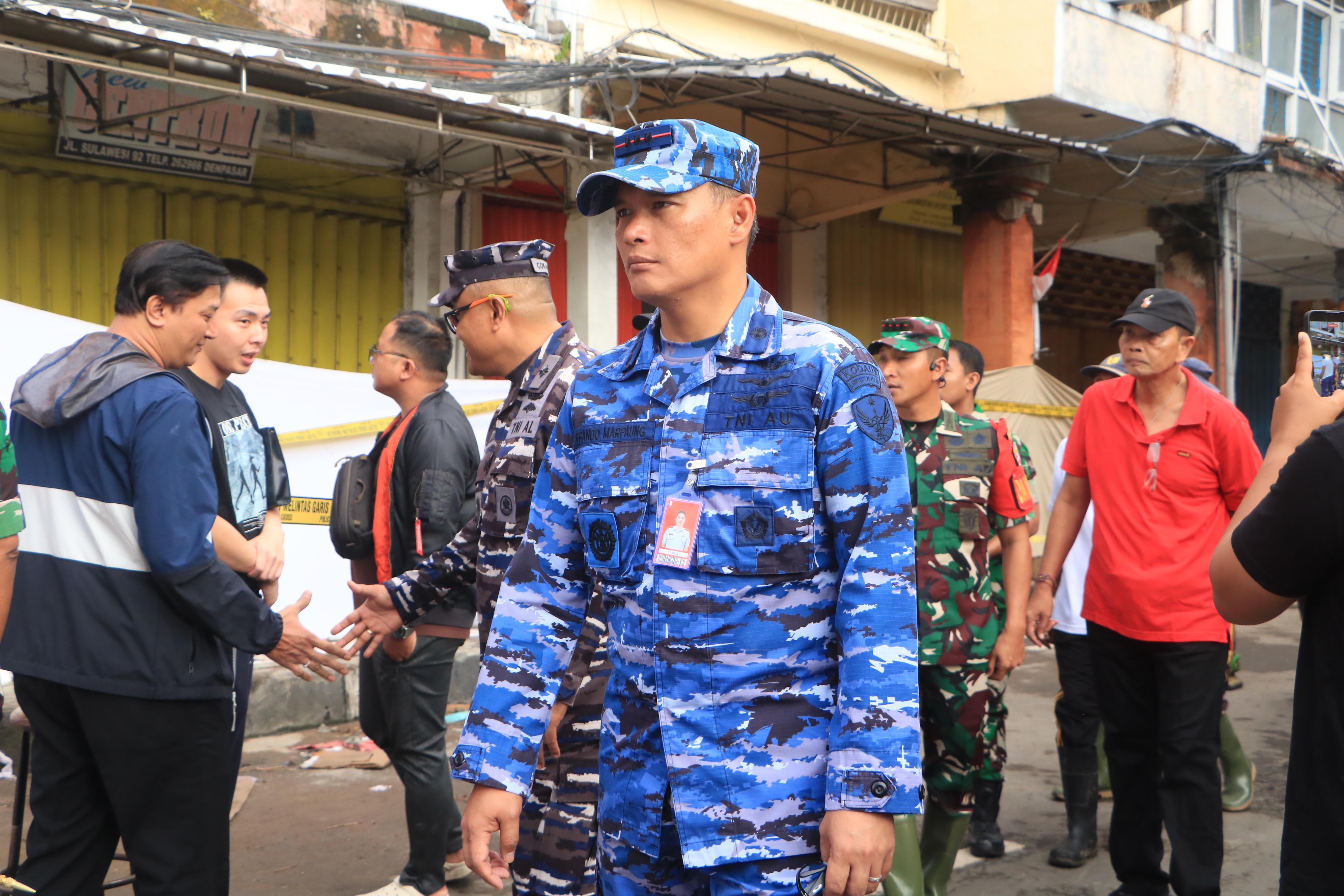 Lanud I Gusti Ngurah Rai Kerahkan Personel Bersihkan Pasar Badung Pascabanjir