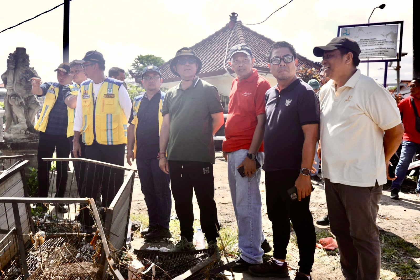 Gotong Royong Bersama, Pemkot Denpasar dan TNI-Polri Tangani Sampah Banjir di Tukad Nyar Ubung