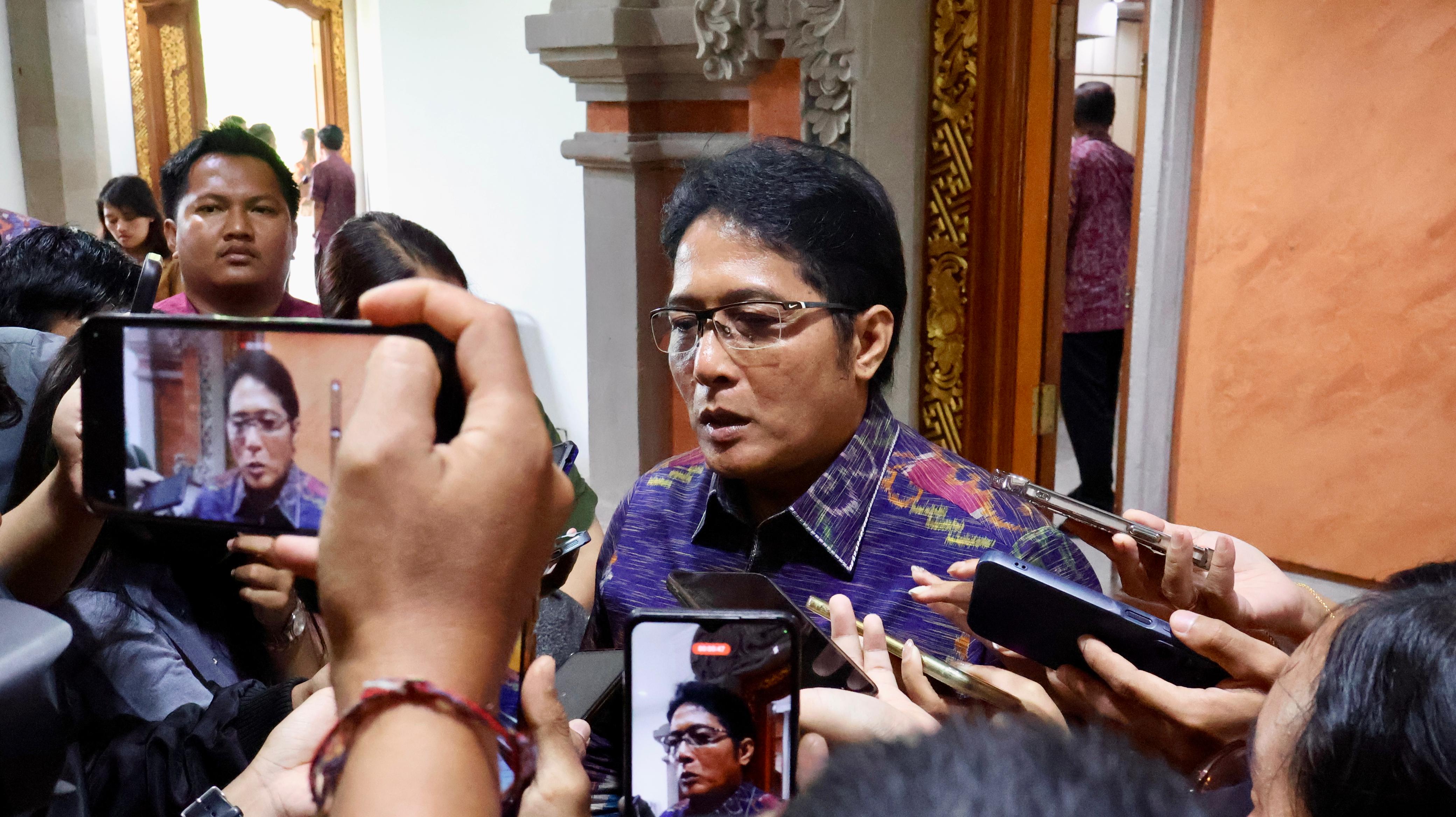 Wagub Bali Hadiri Penyampaian Pandangan DPRD Bali atas Dua Raperda Strategis KIP dan ASKP