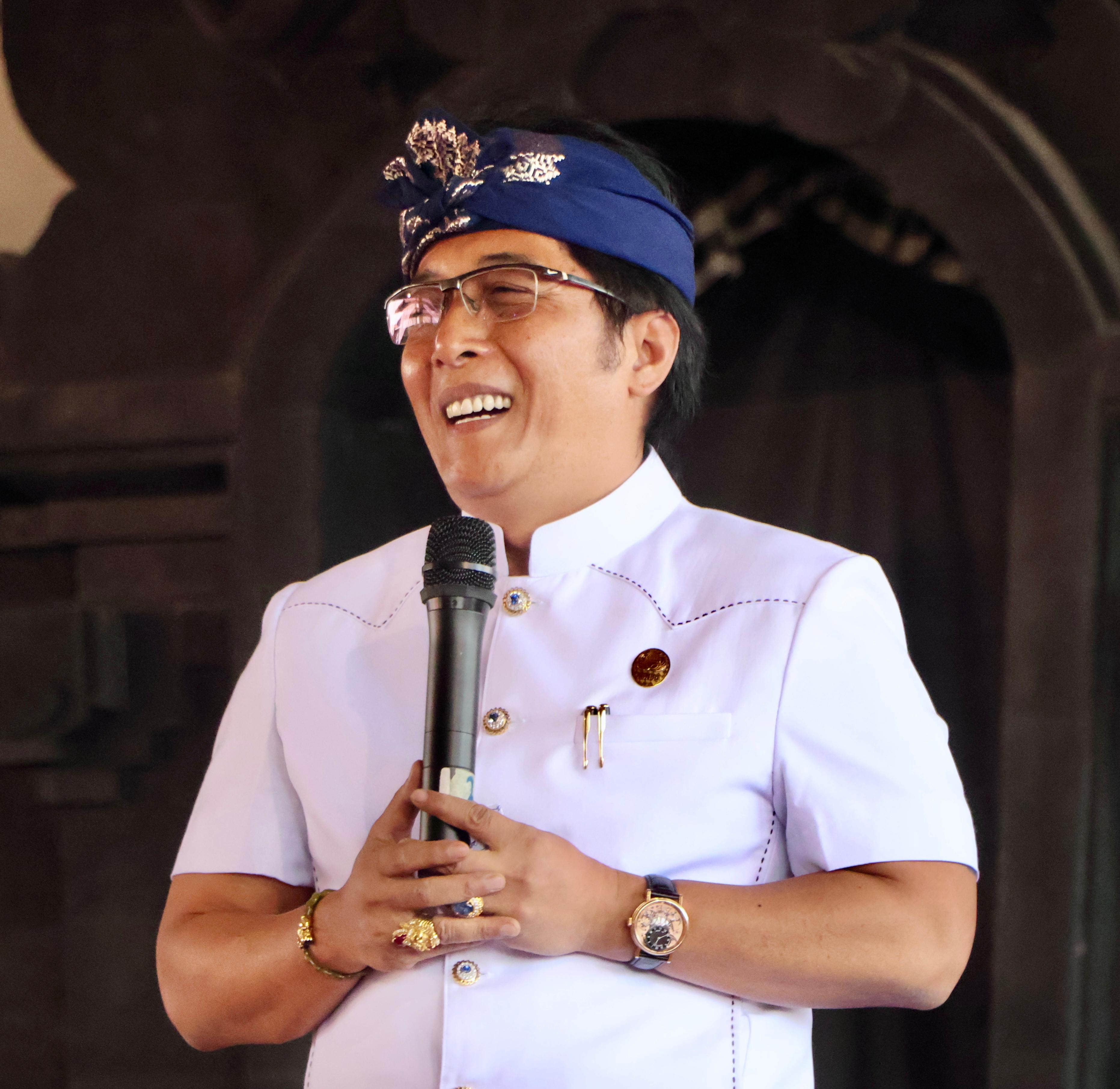 Wagub Giri Prasta Apresiasi Solidaritas Karya Manusa Yadnya, Pitra Yadnya, lan Atma Wedana di Desa Adat Kapal-Mengwi