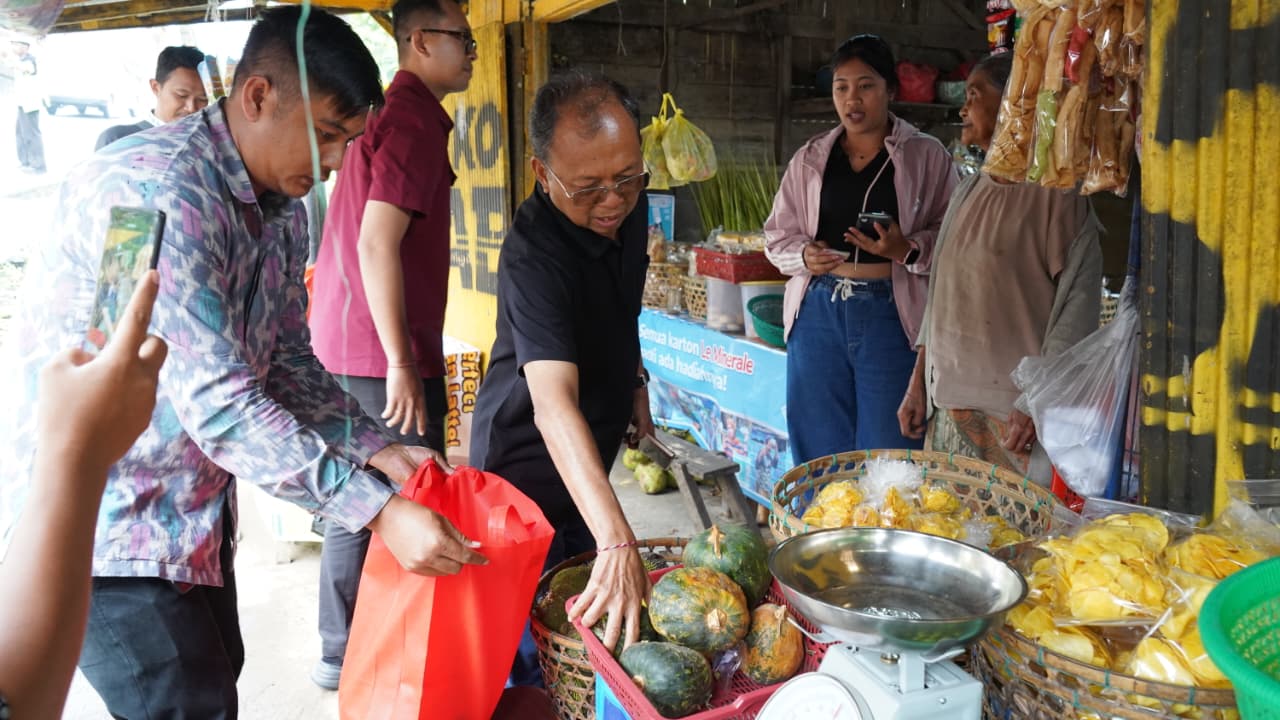 Momen Gubernur Koster Borong Dagangan Warung Sederhana di Buleleng