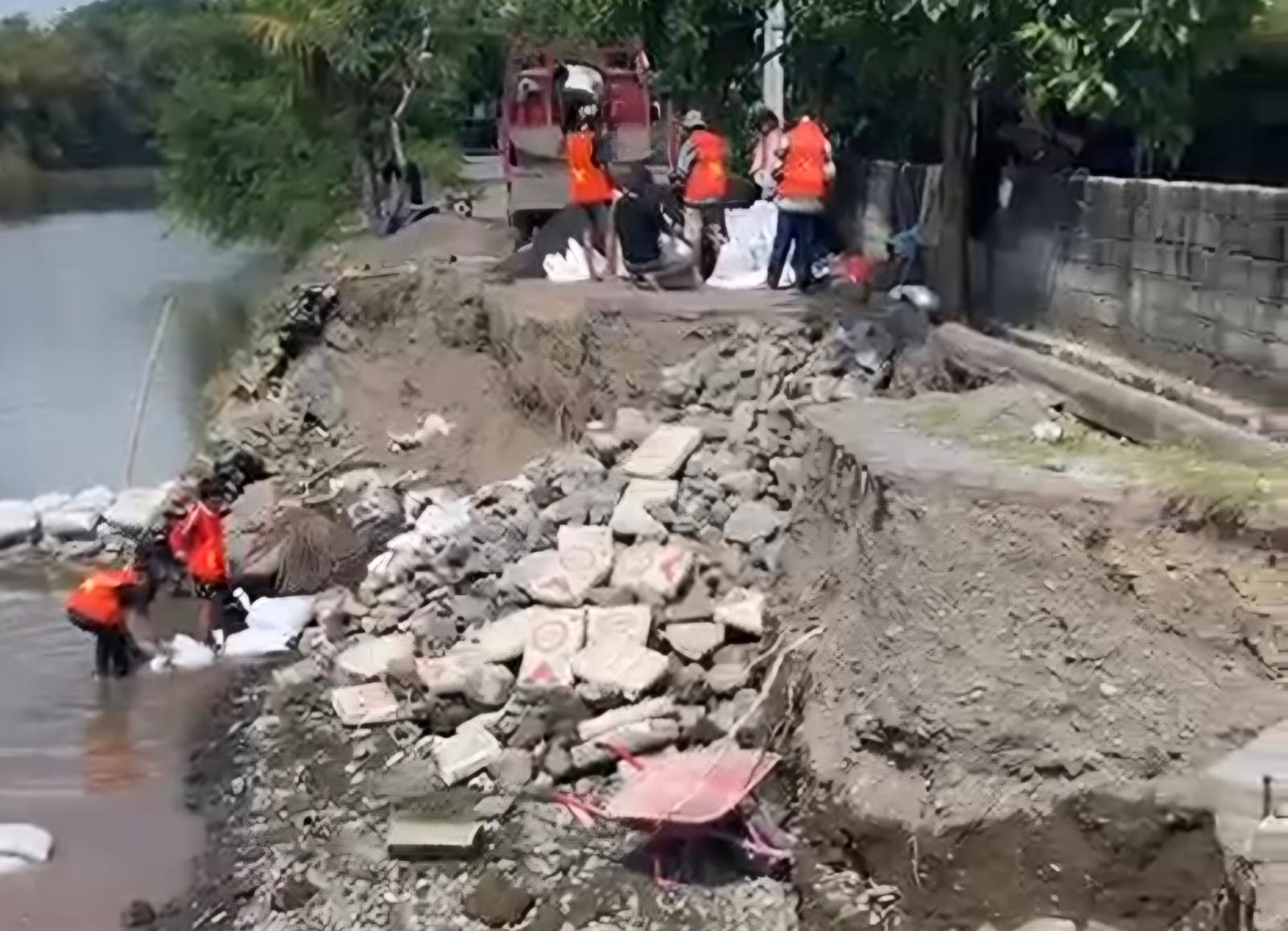 Tangani Senderan Jebol Pascabanjir PUPR Denpasar Gerak Cepat Pasang Kisdam