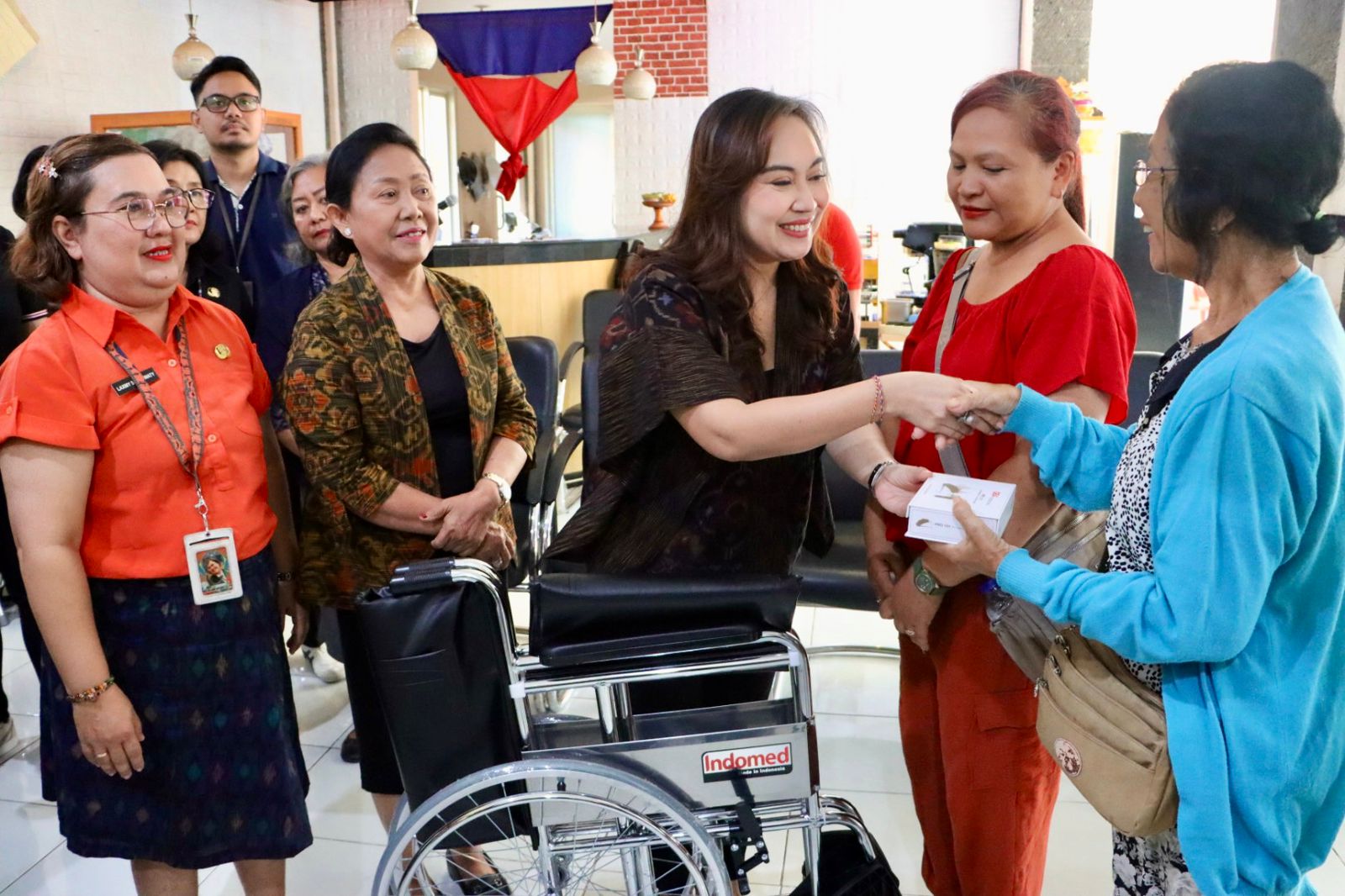 Wujudkan Pelayanan Sosial Inklusif, Wakil Ketua K3S, Ny. Ayu Kristi Arya Wibawa Serahkan Alat Bantu Kesehatan untuk Penyandang Disabilitas