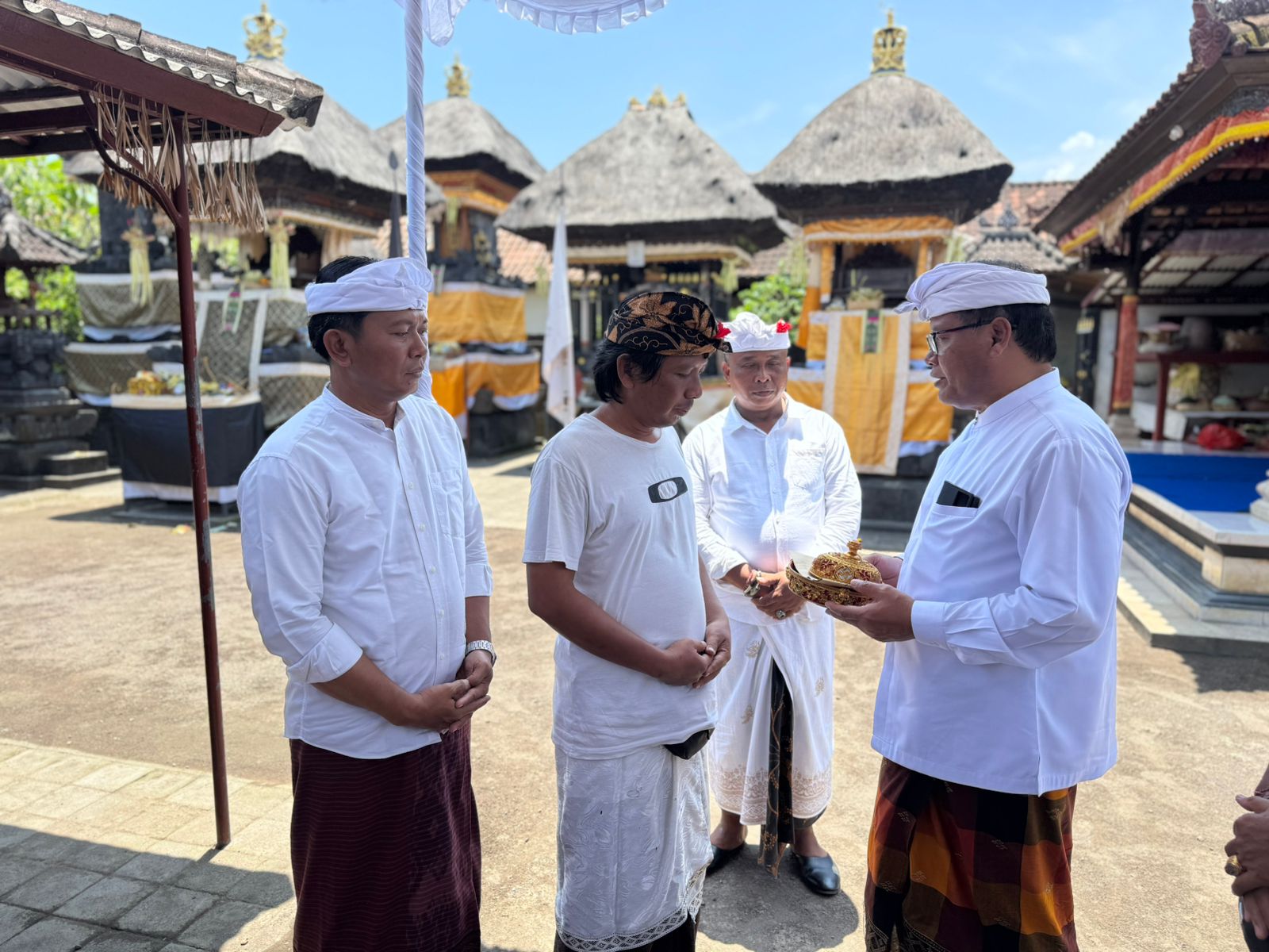 Sekda Alit Wiradana Hadiri Pemelaspasan Bale Kulkul Pura Baris Cina Renon