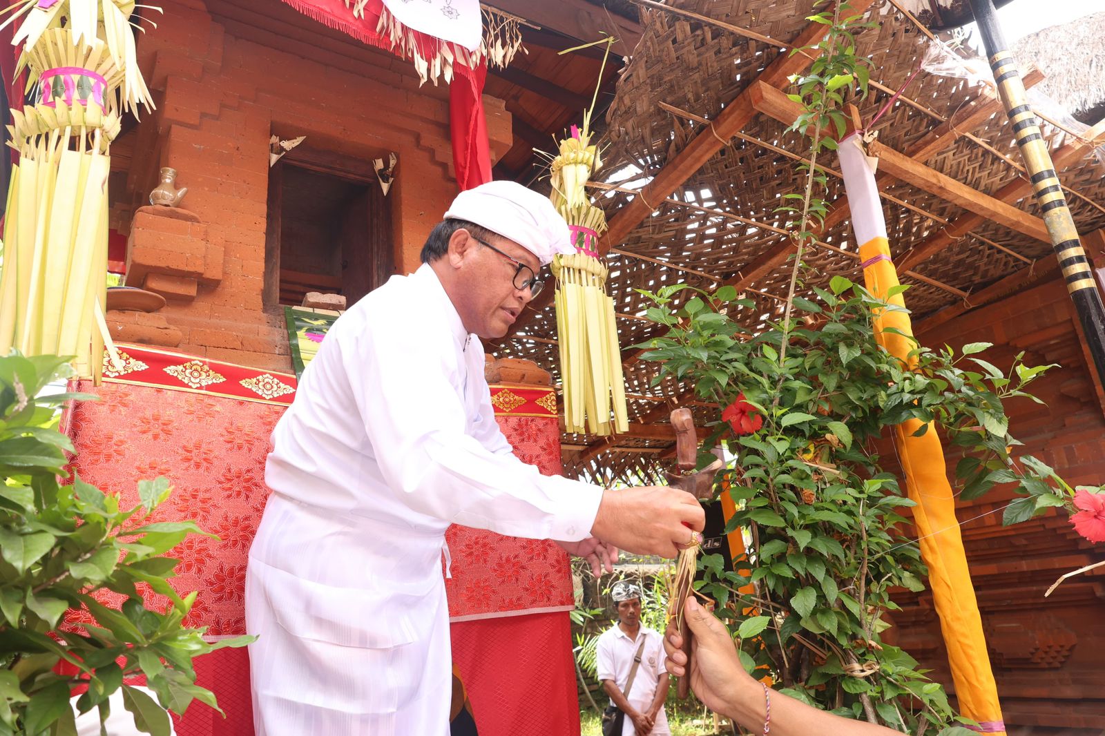 Sekda Alit Wiradana Hadiri Karya Pedudusan Warespati Lan Mupuk Pedagingan di Pura Besakih Batan Kemoning Pemecutan Grenceng