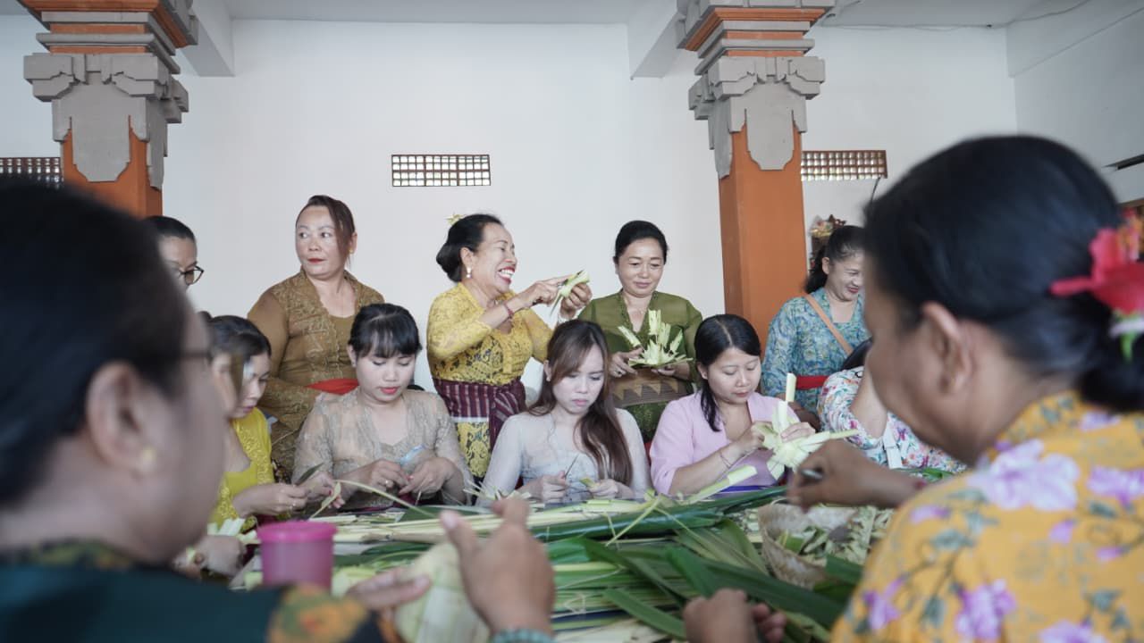 Ketua WHDI Denpasar, Ny.Antari Jaya Negara Buka Pelatihan Membuat Banten Otonan di Banjar Tatasan Kelod