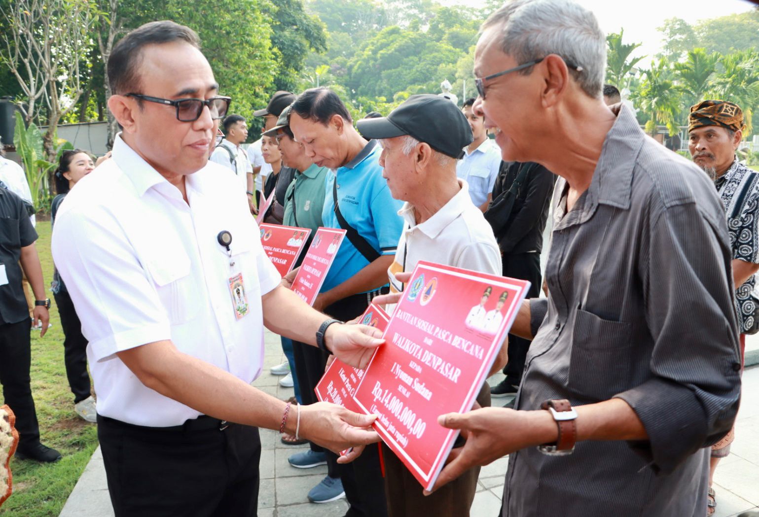 Ringankan Beban Masyarakat, Wali Kota Jaya Negara Kembali Serahkan Bantuan Sosial Pasca Bencana Secara Bekelanjutan