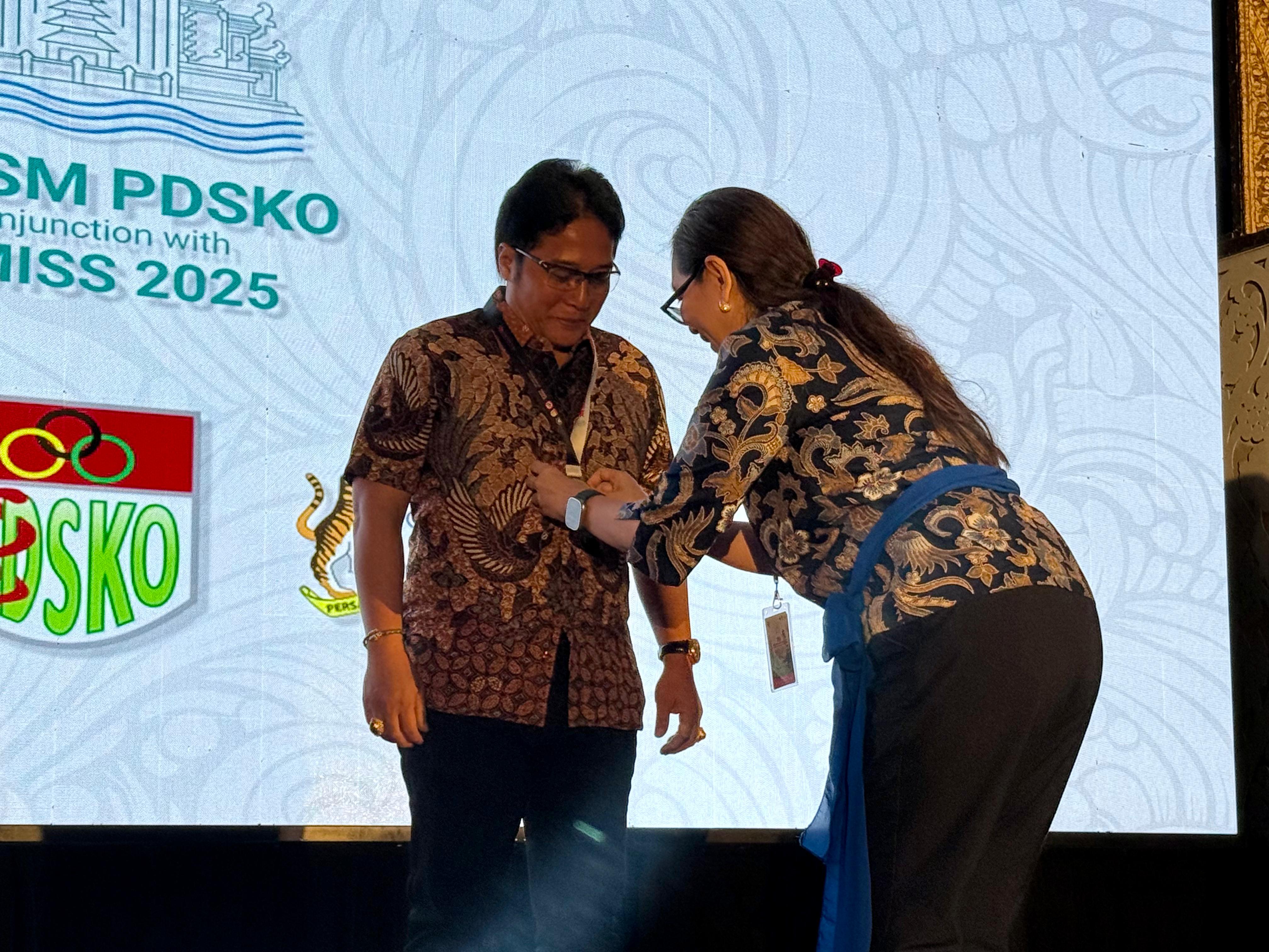 Wagub Giri Prasta Hadiri Pertemuan Ilmiah Kedokteran Olahraga Indonesia–Malaysia di Bali