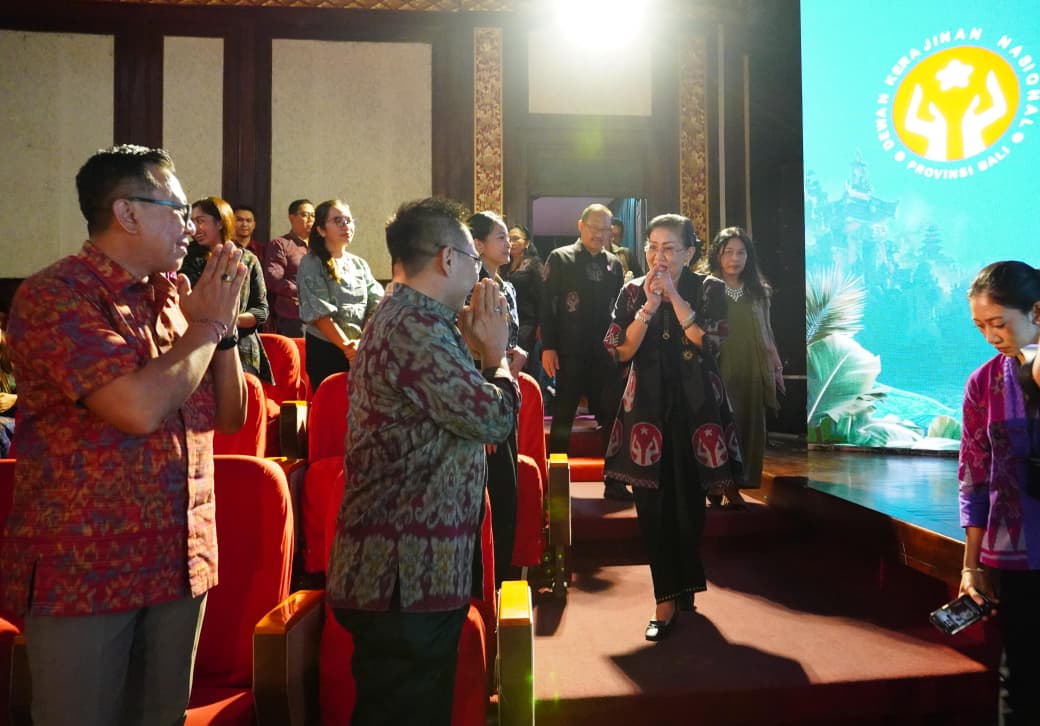 Lembaga Keuangan di Bali Tampilkan Busana Kerja Berbasis Wastra di Dekranasda Bali Fashion Week Day 2
