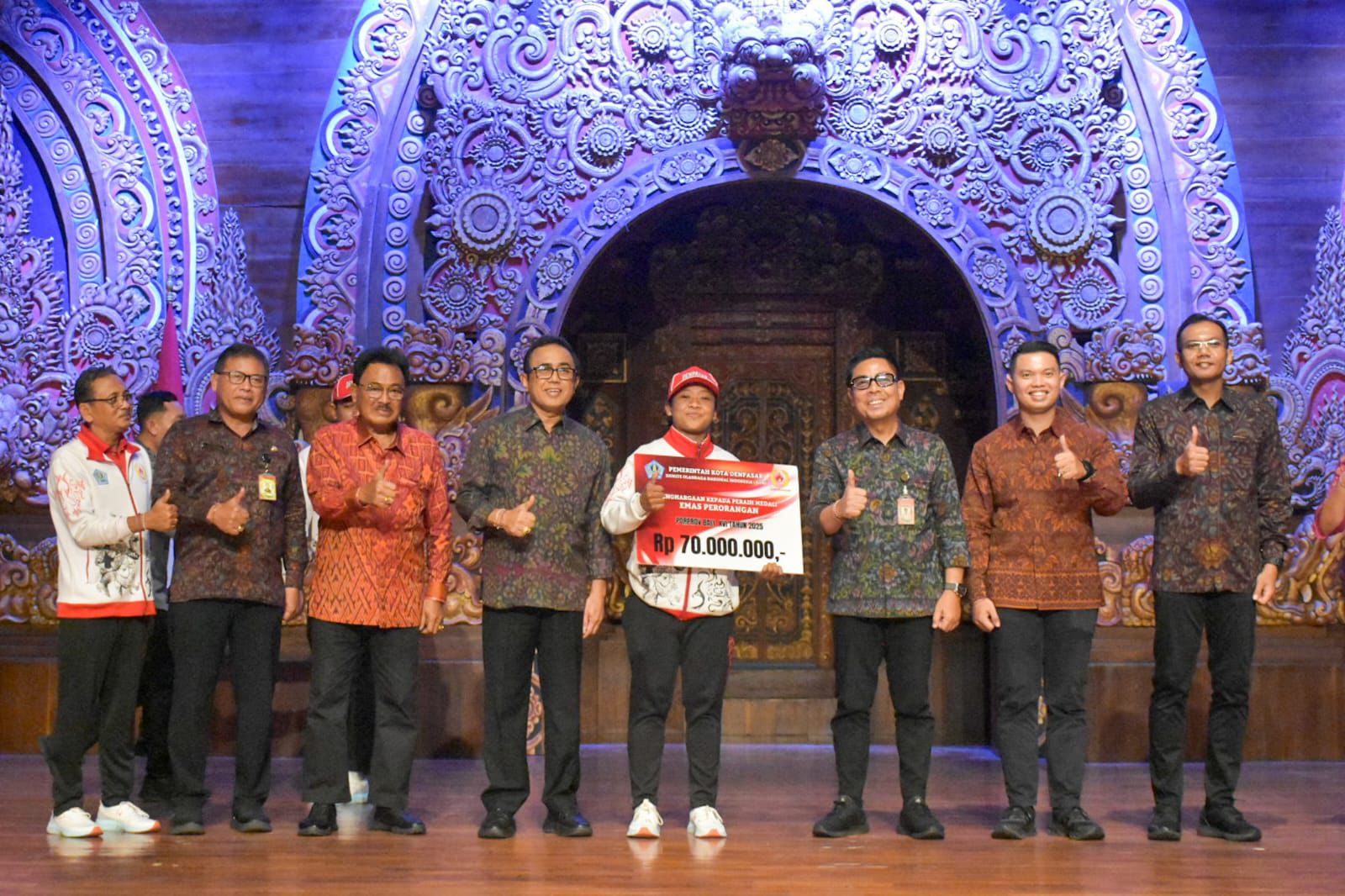 Wali Kota Jaya Negara Serahkan Tali Kasih kepada Atlet dan Pelatih Peraih Medali atas Capaian Kontingen Kota Denpasar di Porprov Bali XVI