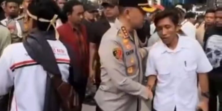 Kombes Calvijn bersama Polwan Polda Sumut Humanis Pengamanan Unras di Kantor Gubsu