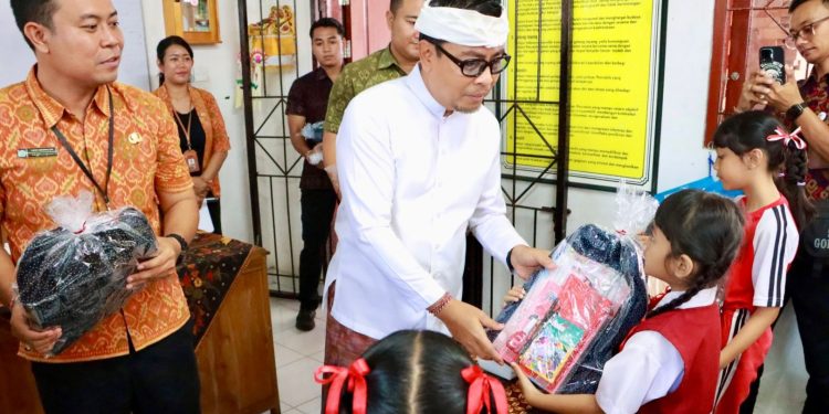 Wakil Wali Kota Arya Wibawa Kembalu Bagikan Paket Perlengkapan Sekolah
