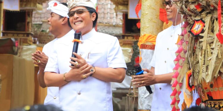Apresiasi Semangat Warga, Wagub Giri Prasta Hadiri Karya Agung di Pura Desa Lan Puseh Desa Adat Keliki