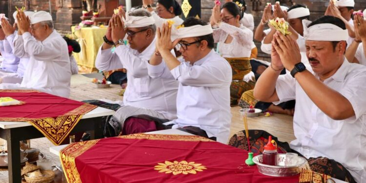 Wali Kota Jaya Negara Hadiri Pujawali Agung Pura Dalem Penataran Desa Adat Sumerta