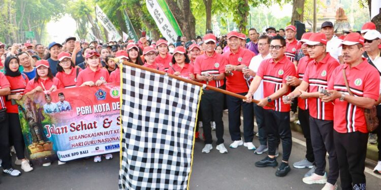 Wawali Arya Wibawa Jalan Sehat Bersama Ribuan Guru Serangkaian HUT Ke-80 PGRI dan HGN 2025