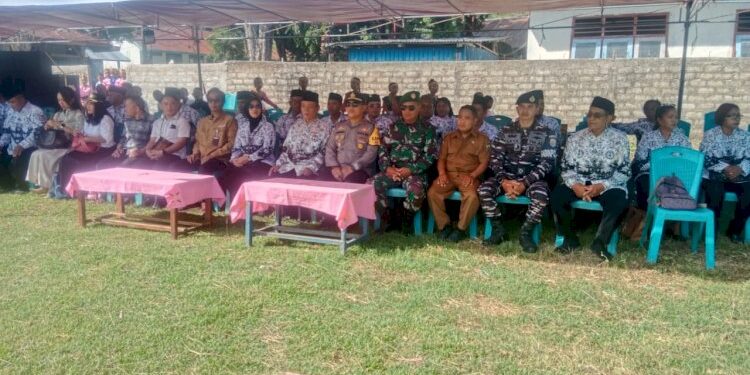 Kapolsek Reo Hadiri Upacara HUT PGRI ke-80 dan HGN ke-30 di Lapangan SDI Robek