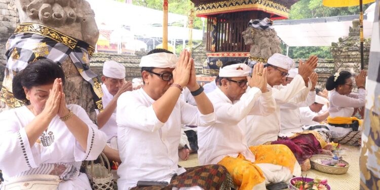 Wali Kota Jaya Negara Hadiri Pujawali di Pura Sakenan Serangan