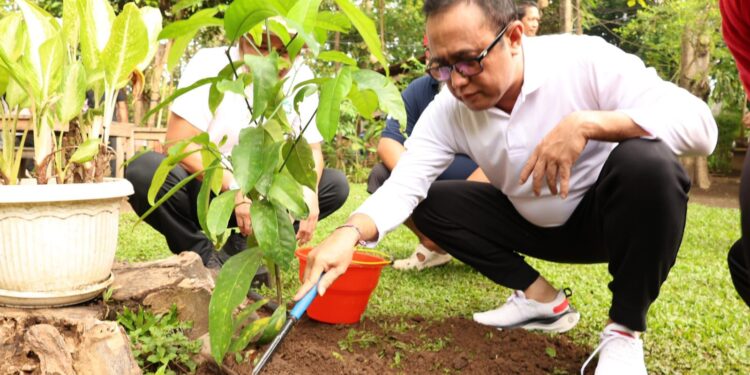 Pemkot Denpasar Gelar Aksi Penanaman Pohon Serentak di Tukad Bindu dan Setra Badung