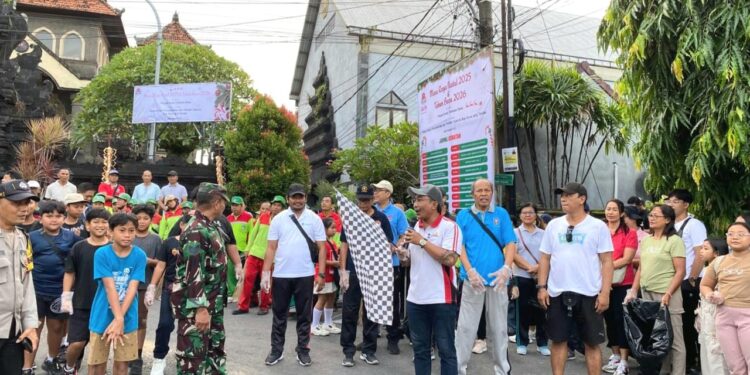 Babinsa dan DLHK Badung Dukung Kegiatan Positif Jemaat EFRATA Buduk Menyambut Hari Natal 2025 & Tahun Baru 2026