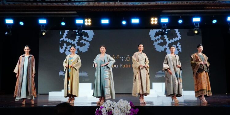 BDWF Sesi 2 Hari Ketiga, Tampilkan Koleksi Formal dan Kasual dari 7 Perancang Bali serta Koleksi Pribadi Ibu Putri Koster