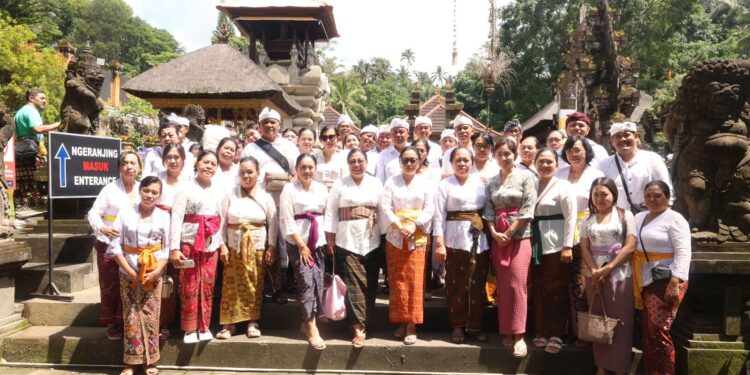 Ketua TP PKK Kota Denpasar Ny. Antari Jaya Negara Ajak Lansia Banjar Mandala Sari, Darma Yatra di Pura Tirta Empul