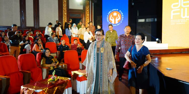 Ibu Putri Koster Apresiasi 121 Karya Wastra di DBFW Sesi 2 Day 4