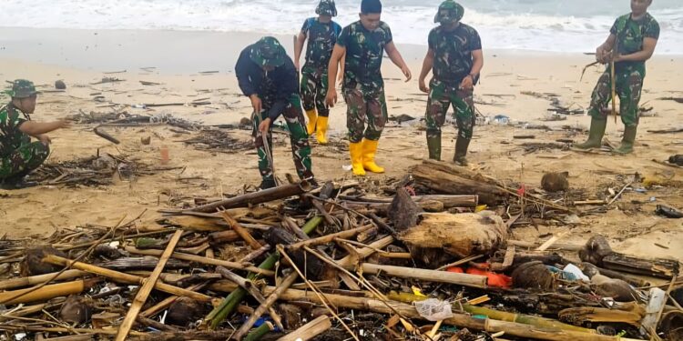 Puluhan Personel Gabungan TNI Karya Bhakti Terpadu, Bersihkan Sampah Laut di Pantai Kuta dan Kedonganan/Jimbaran