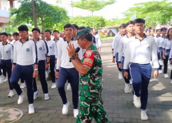 Bentuk Generasi Disiplin, Babinsa Gelar Latihan Peraturan Baris Berbaris di SMA Negeri 2 Abiansemal
