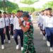 Bentuk Generasi Disiplin, Babinsa Gelar Latihan Peraturan Baris Berbaris di SMA Negeri 2 Abiansemal