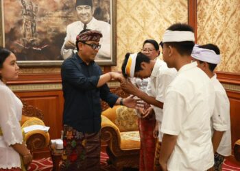 Pemkot Denpasar Berikan Dukungan Para Siswa SMPN 1 yang akan Berlomba di Thailand