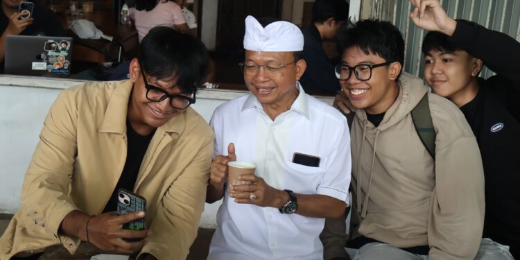 Anak Muda Bali Antusias Nikmati Kopi dan Be Guling Traktiran Gubernur Koster saat Rahina Tumpek Klurut