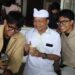 Anak Muda Bali Antusias Nikmati Kopi dan Be Guling Traktiran Gubernur Koster saat Rahina Tumpek Klurut