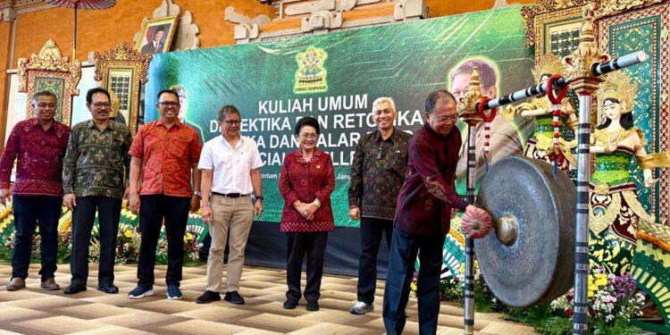 Hadiri Kuliah Umum Rocky Gerung di Unmas, Gubernur Koster Ajak Mahasiswa Manfaatkan AI Tanpa Tinggalkan Jati Diri