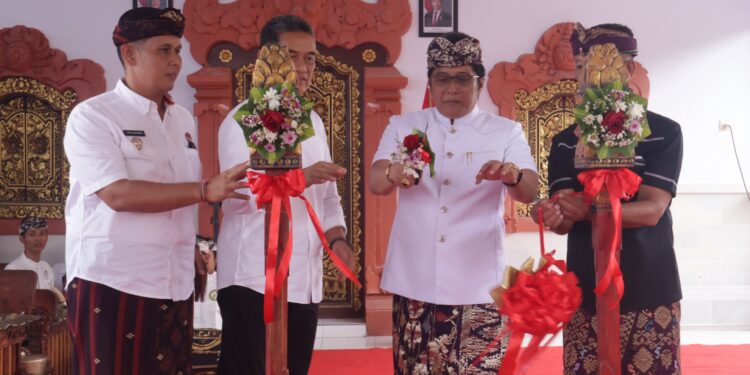 Wagub Giri Prasta Hadiri Pamelaspasan Kantor Perbekel Patemon, Tekankan Pelestarian Budaya Bali