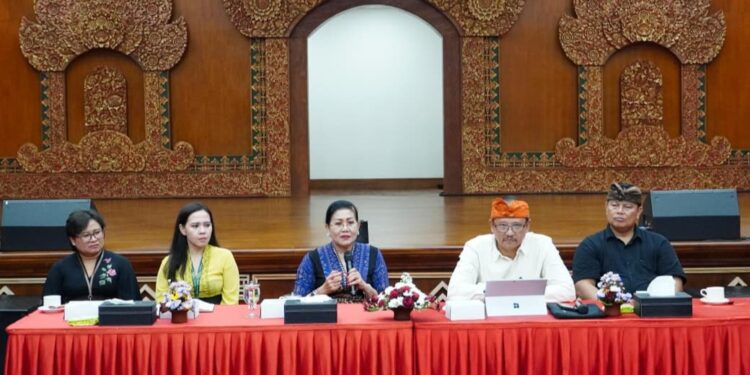 Ibu Putri Koster Pastikan Kualitas dan Harga Wajar Produk IKM Bali Bangkit