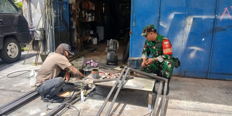 Datangi dan Dekati, Inilah Cara Babinsa Kratonan Motivasi Pelaku UMKM Bengkel Las